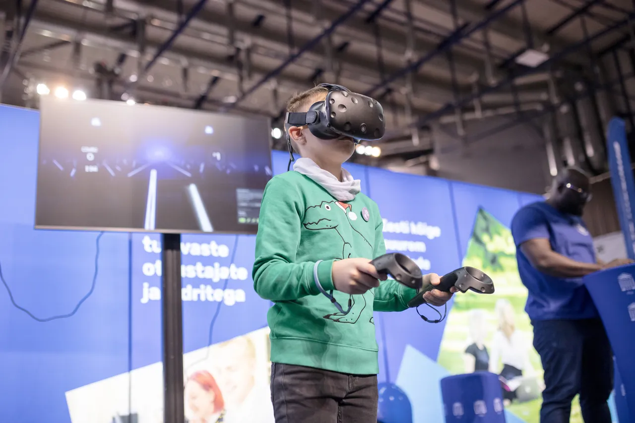 Kid using virtual reality glasses