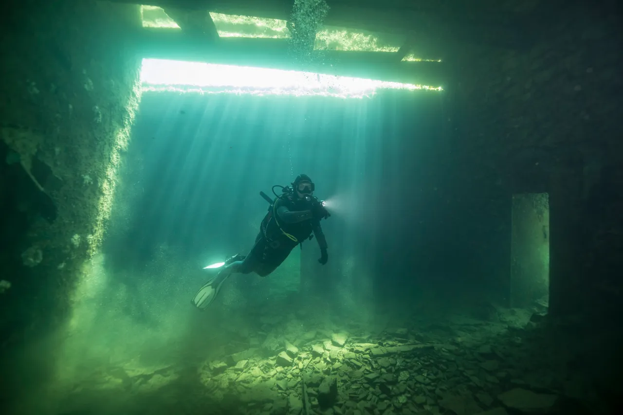 Person diving in Rummu quarry
