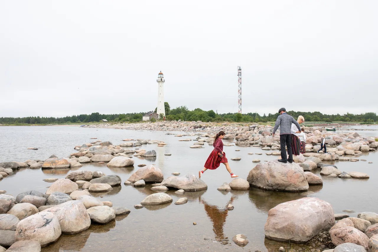Kihnu family in seaside
