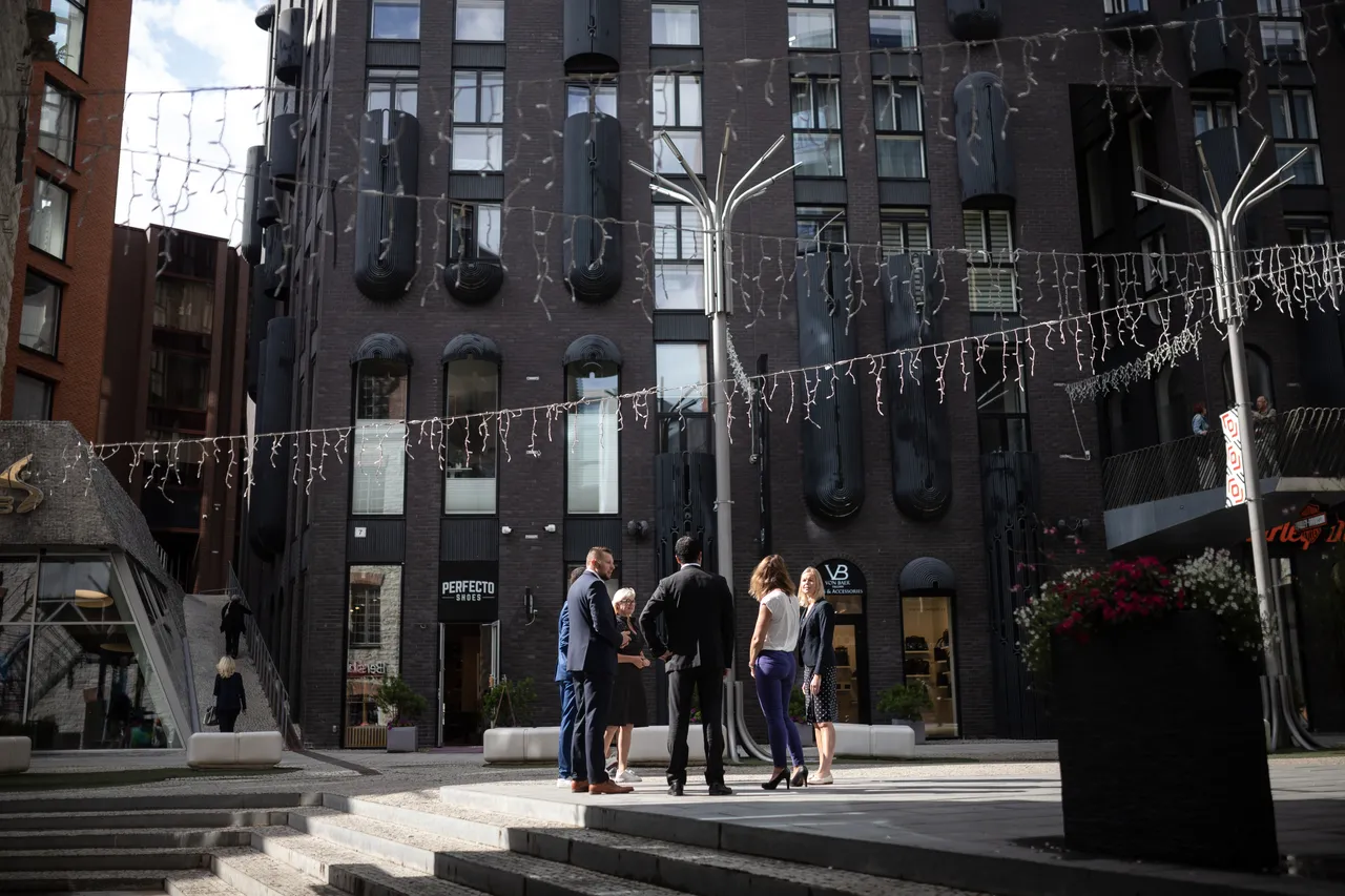 Group of business people in Rotermann city