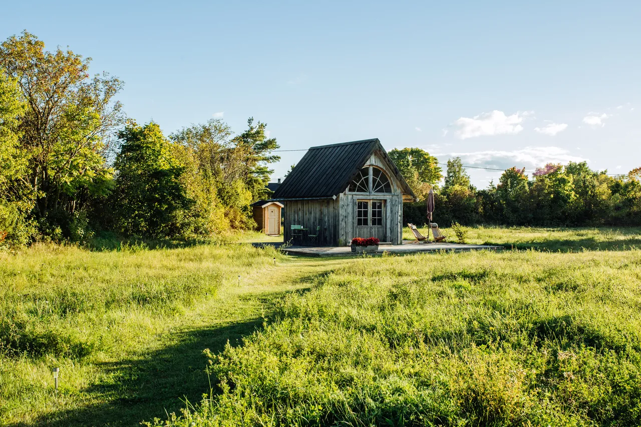 Cottage in Muhumaa field