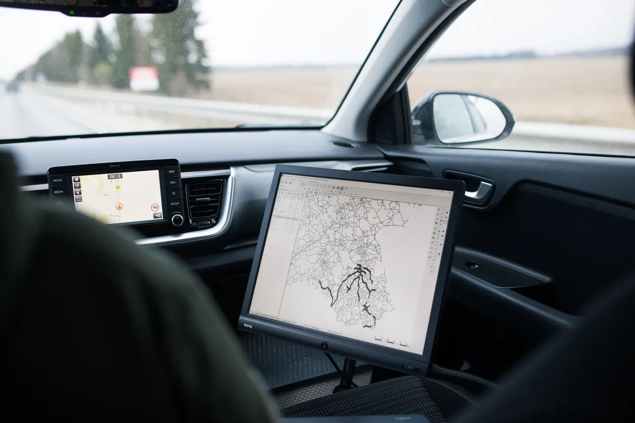 Map with big data collection guides