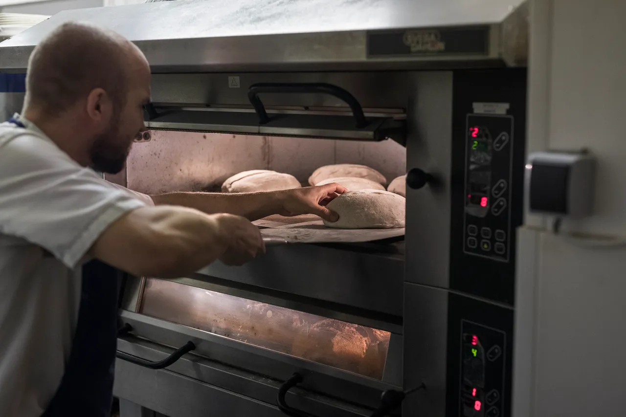 Baking bread oven