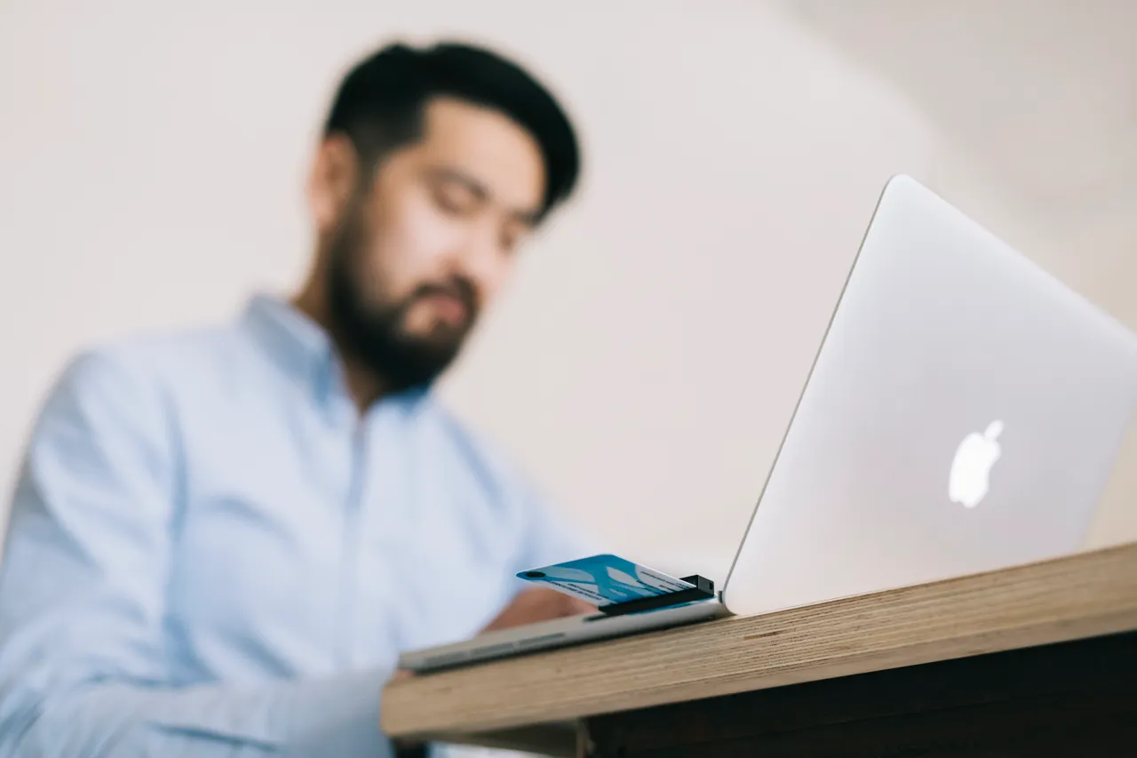 e-Rresident man working