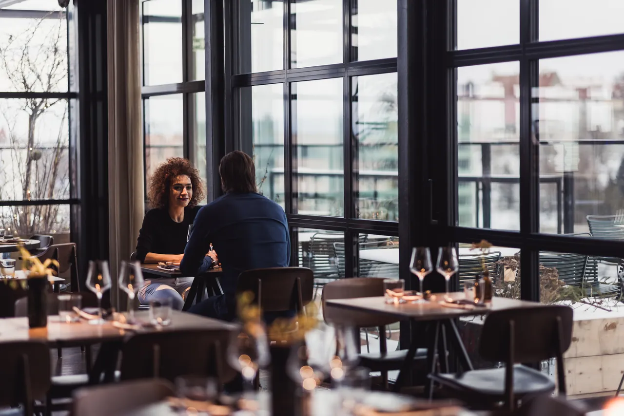 Conversation in the restaurant