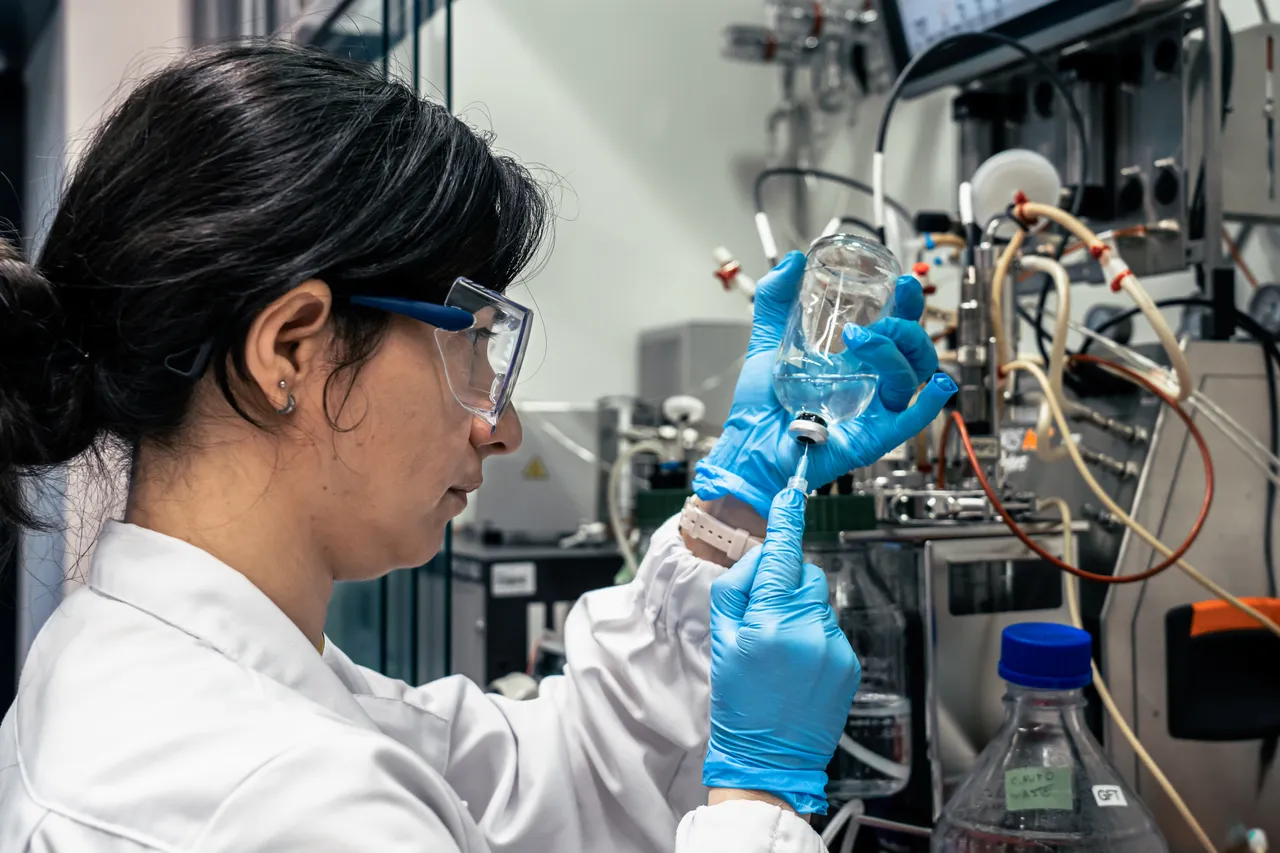  Scientist in laboratory