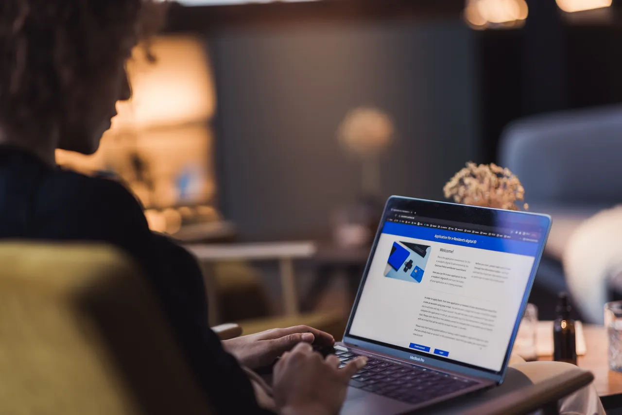 Woman with e-residency site