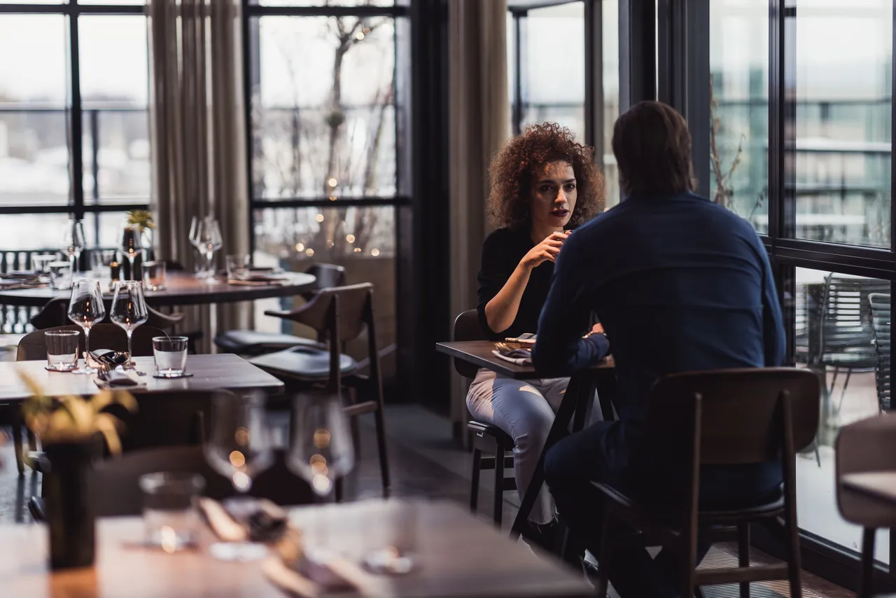 Conversation in the restaurant