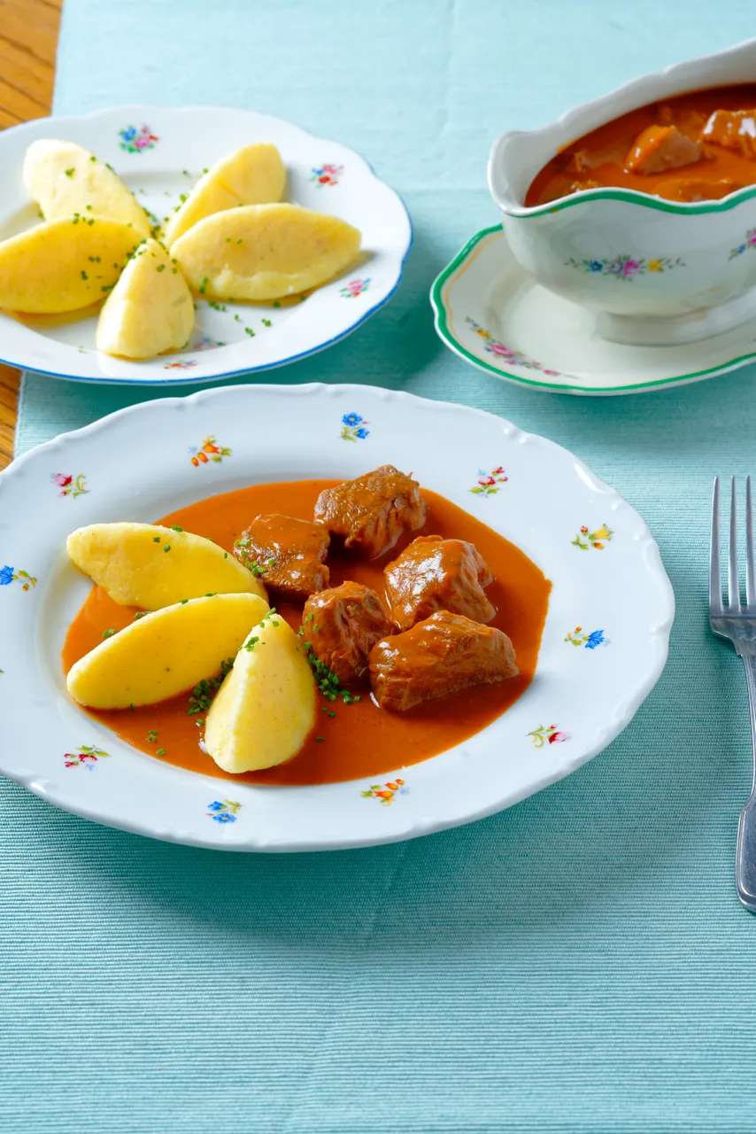 Telecí na paprice, krupicové noky Veal with paprika, semolina gnocchi