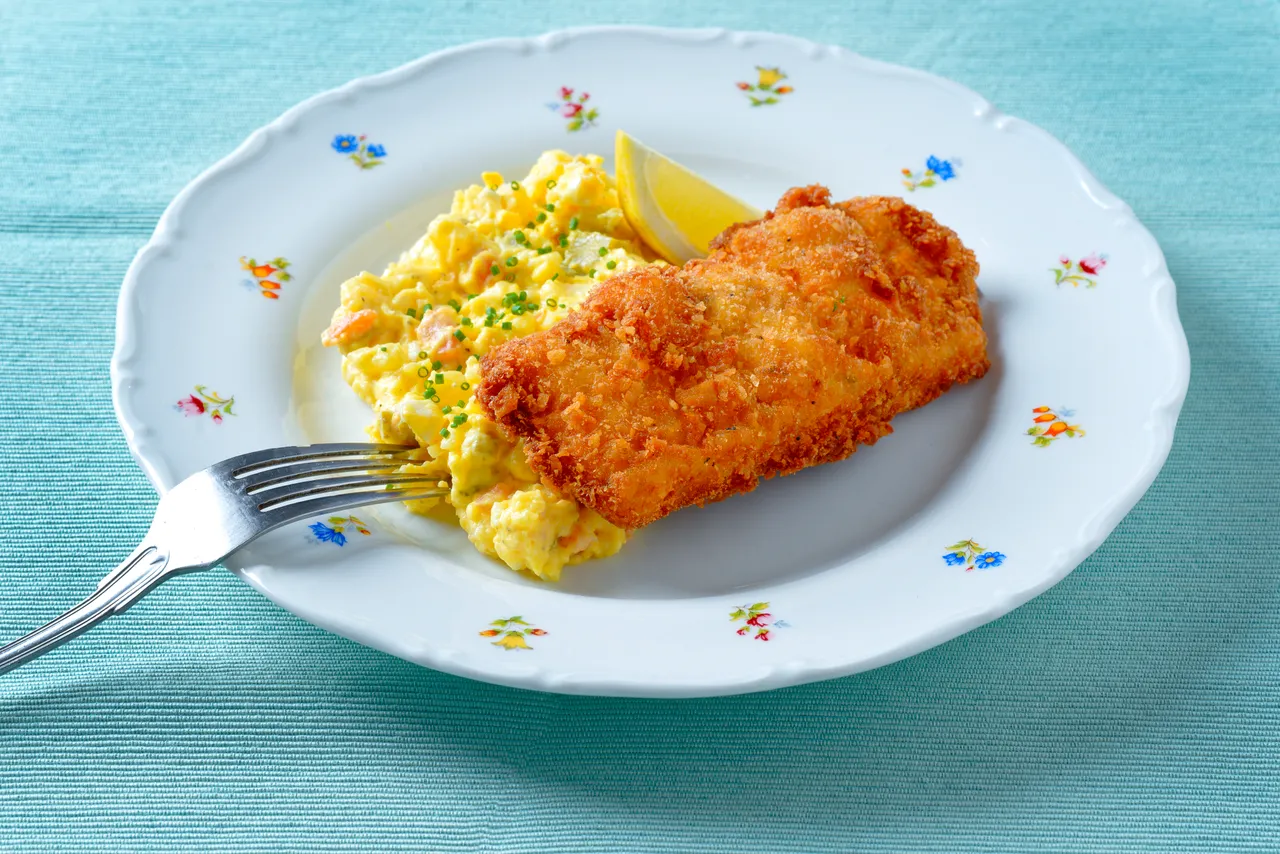 Kapr s bramborovým salátem carp with potato salad