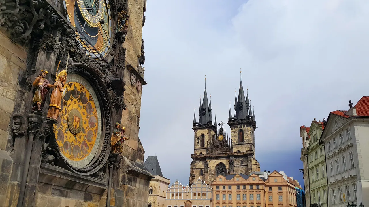 Týnský chrám Orloj Praha Týn Church Astronomical Clock Prague