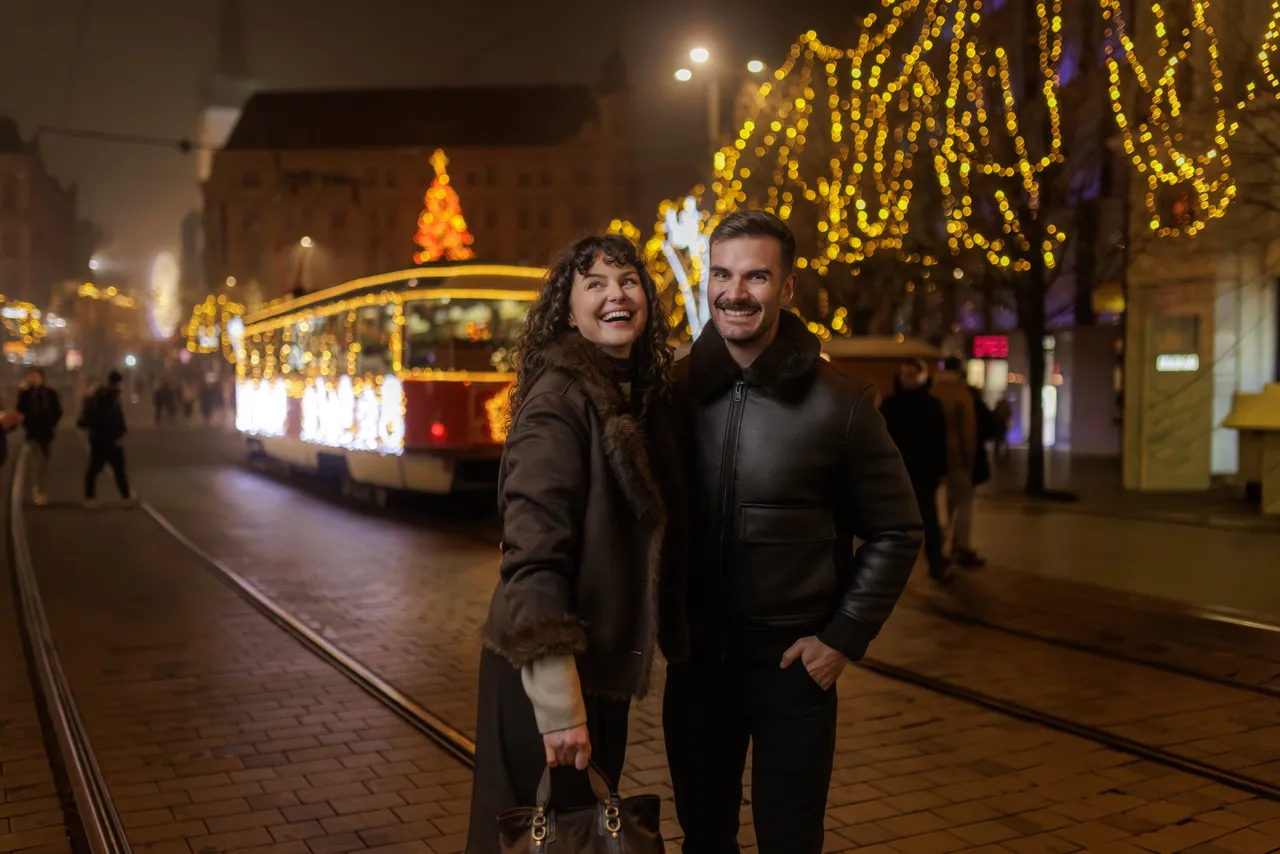 Pár, tramvaj, vánoce