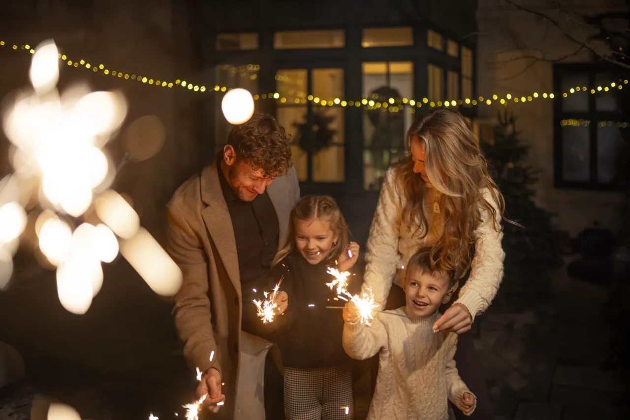 Rodina s prskavkami (Vánoce)
