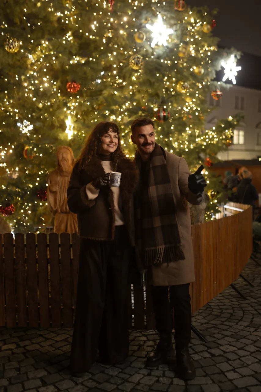 Pár na vánočních trzích