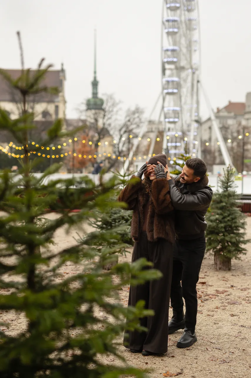 Pár vybírající vánoční stromeček