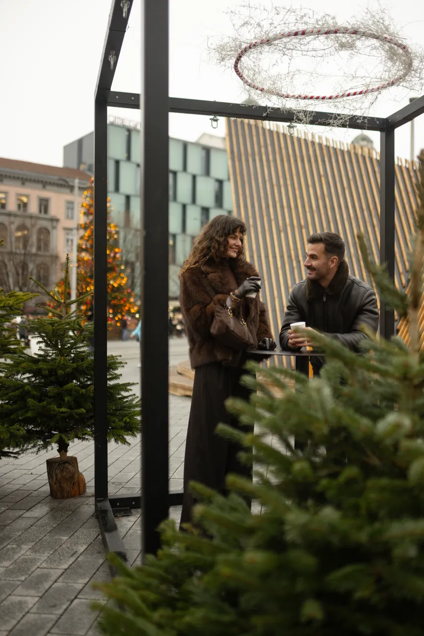 Pár se svařákem (Vánoce)