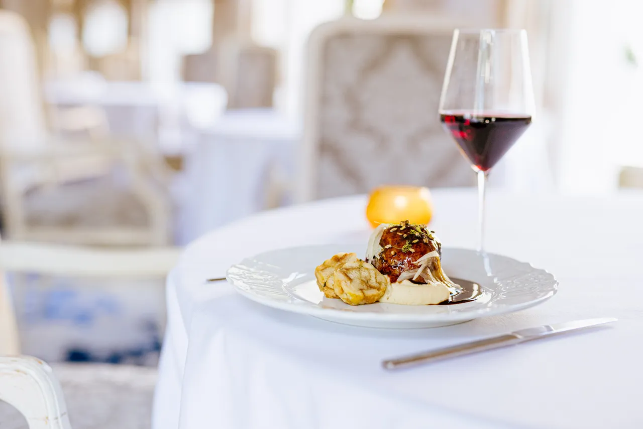 Konfitovane_kachni_stehno_menu_Grandrestaurant_sirka_2021_Jan_Maly