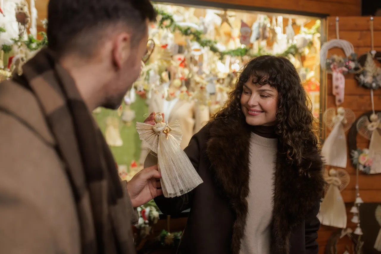 Pár na vánočních trzích