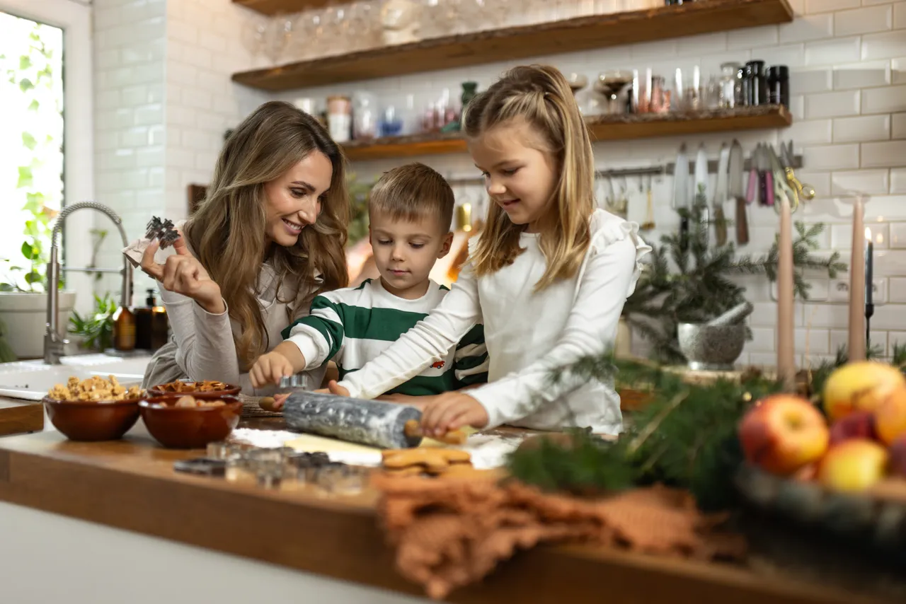 Rodina peče vánoční cukroví