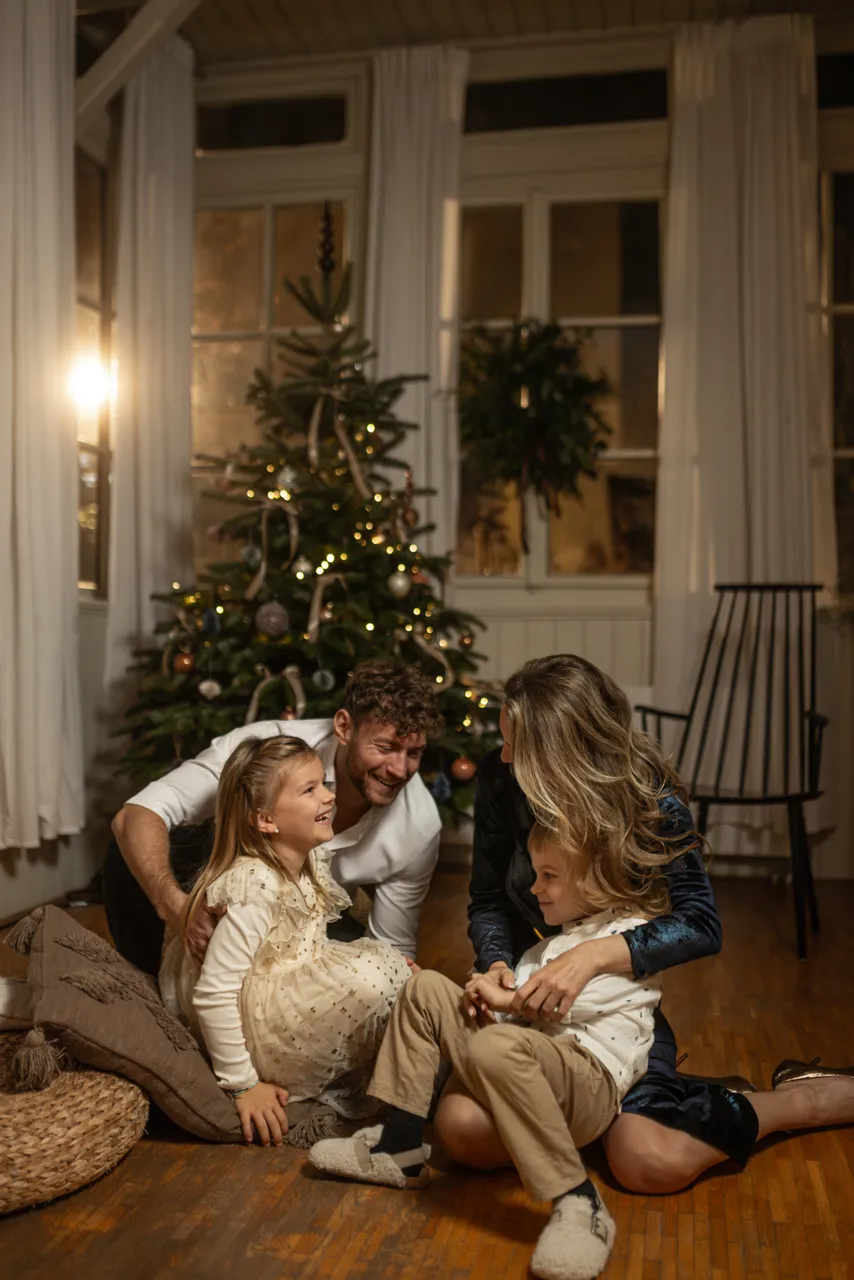 Rodina u vánočního stromečku
