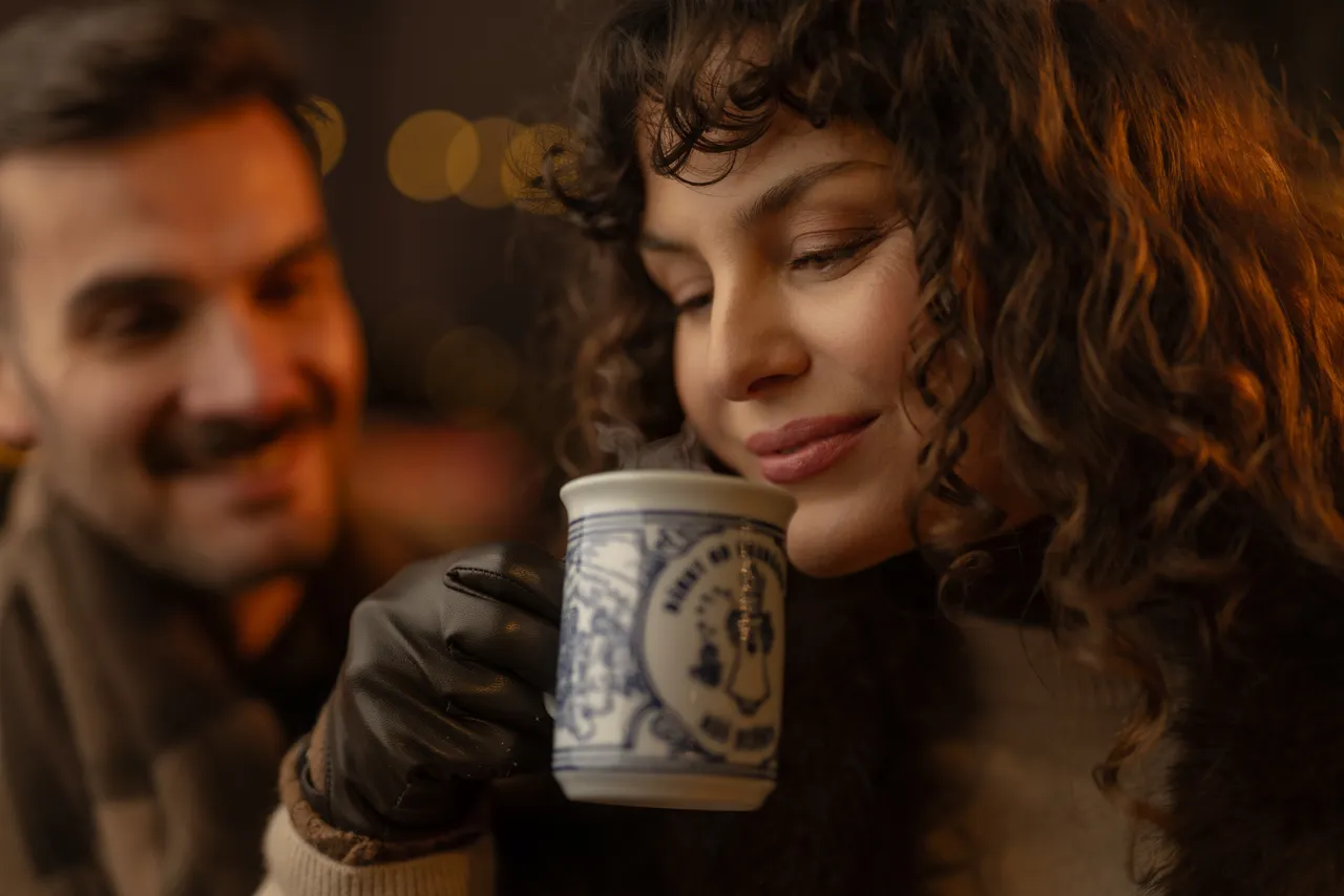 Pár na vánočních trzích