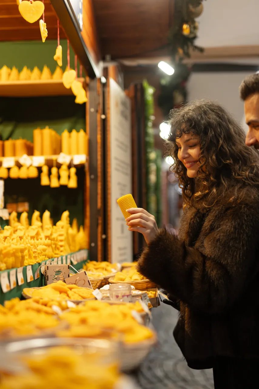 Pár na vánočních trzích