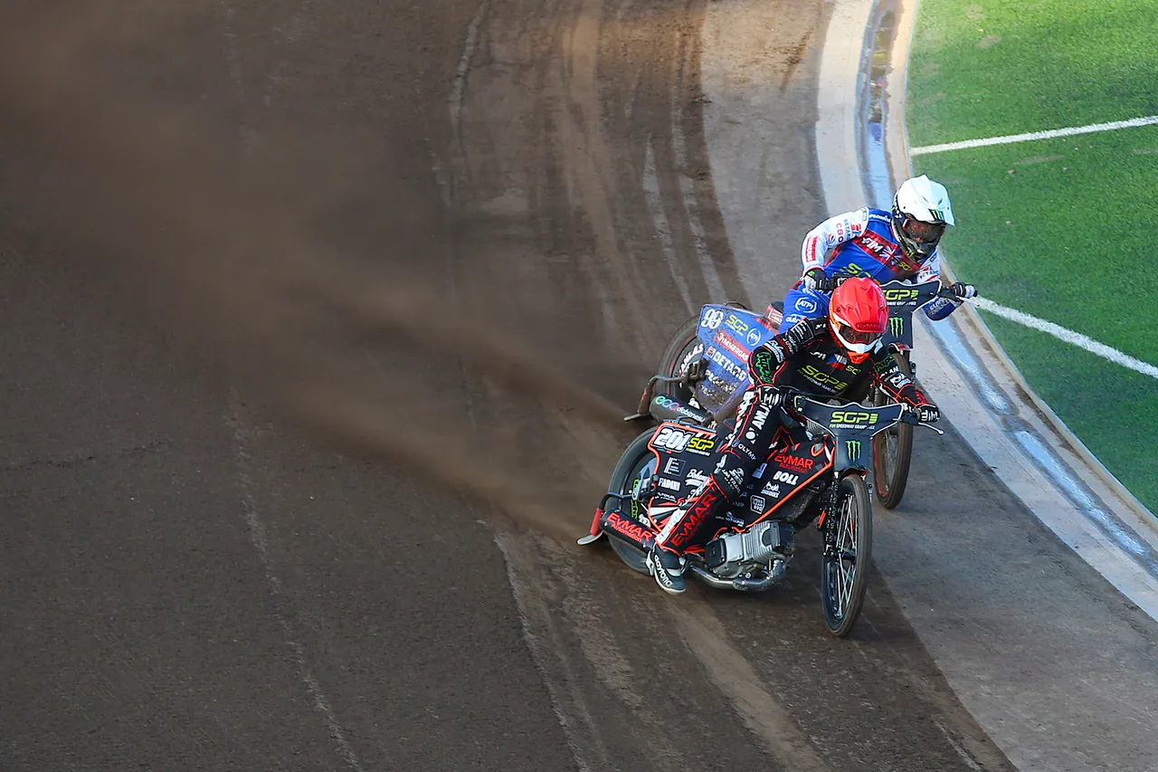 Závodníci na motorkách