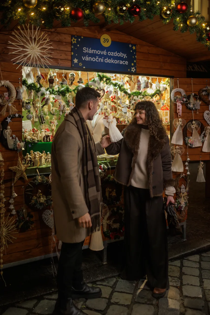 Pár na vánočních trzích