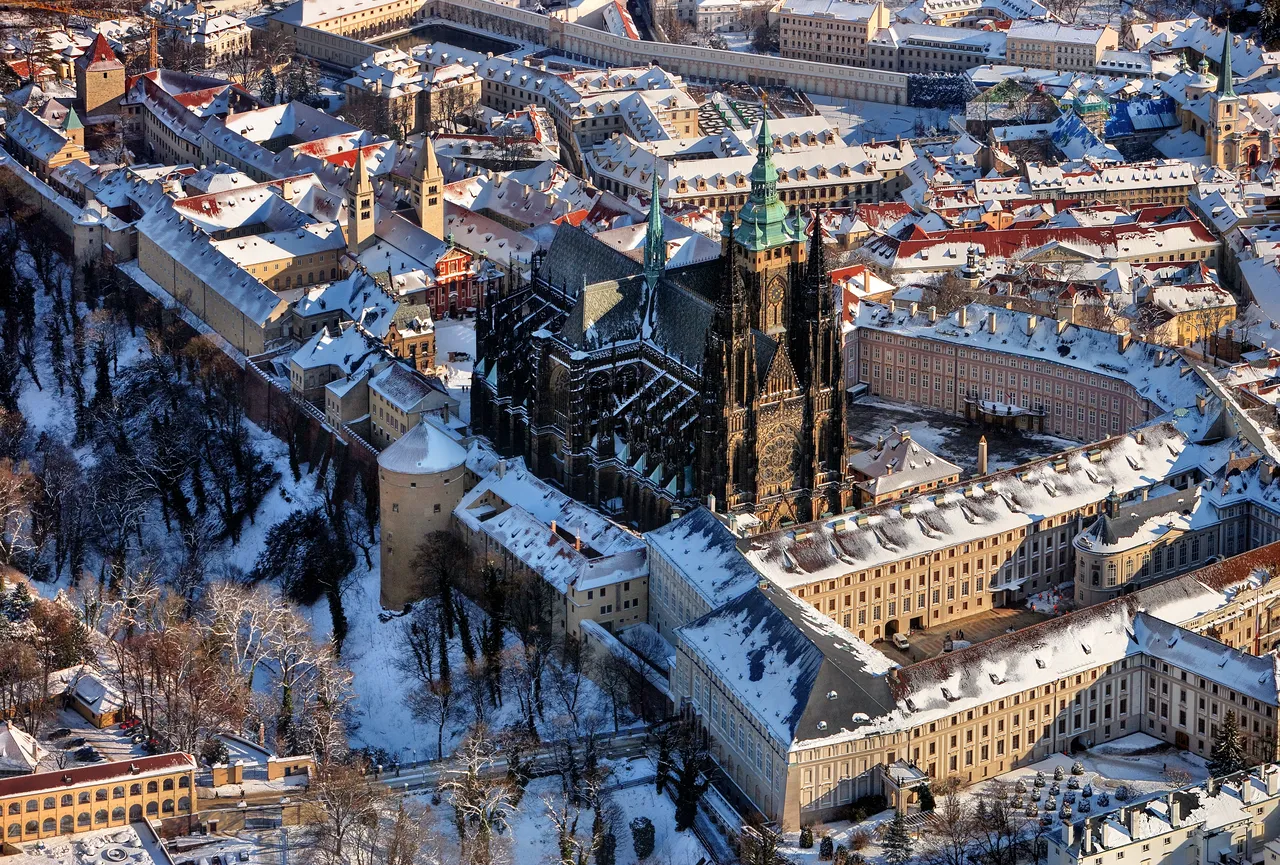 crl008_009_01266293_lin_Praha