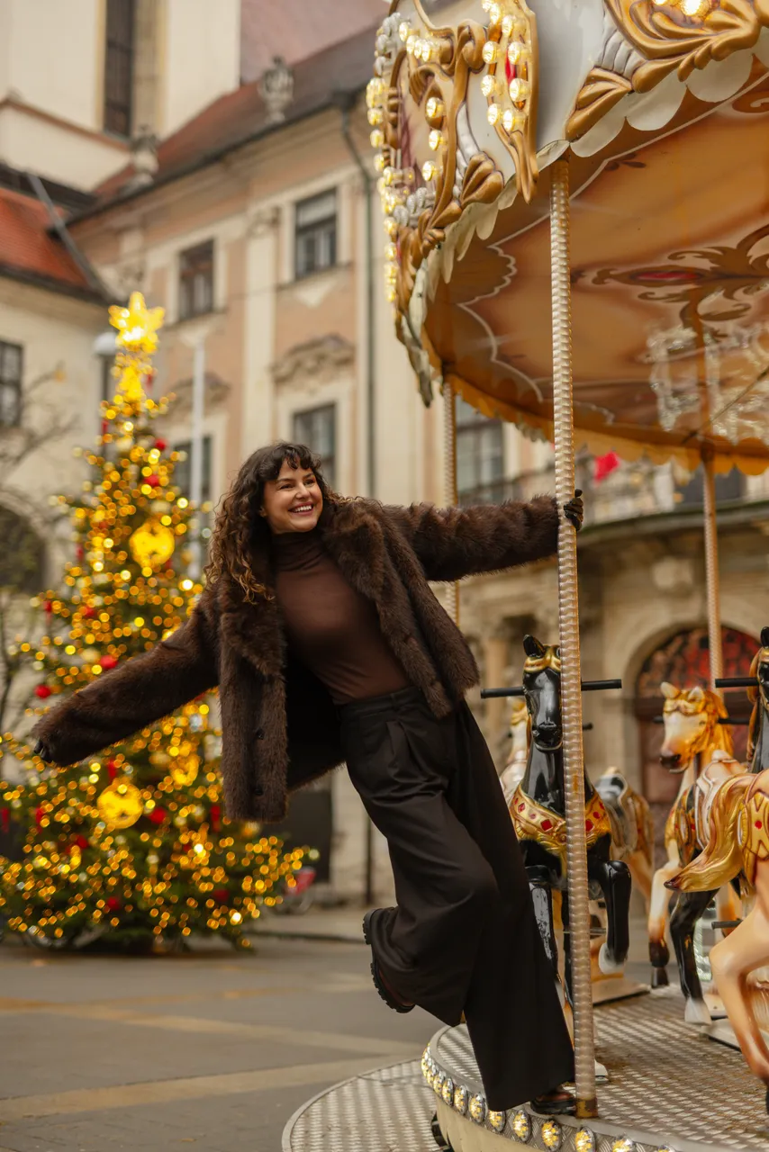 Žena na kolotoči (Vánoce)