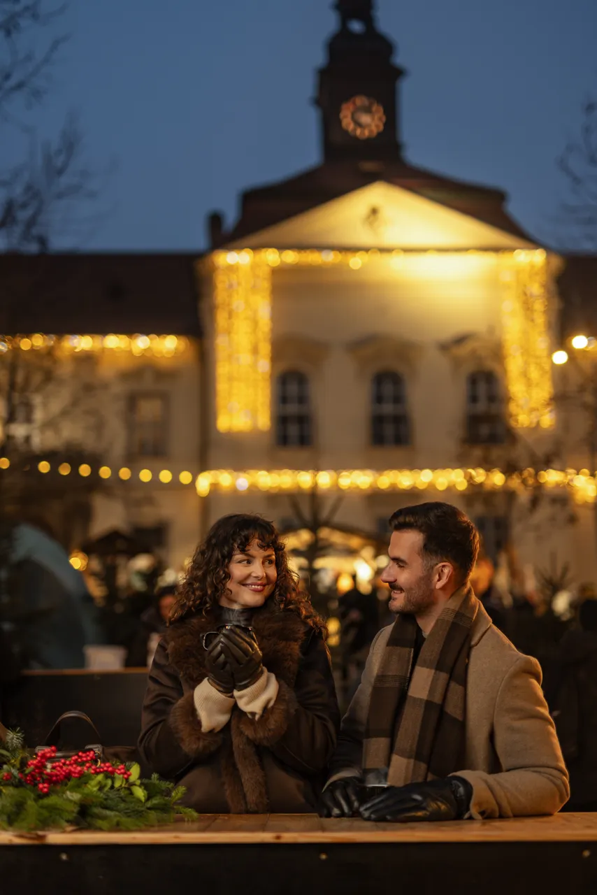 Pár na vánočních trzích