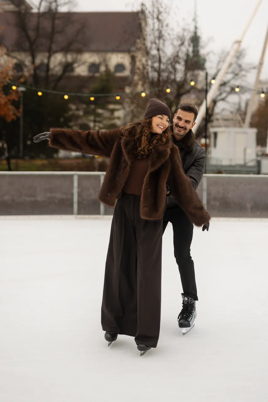 Pár s bruslemi na ledě