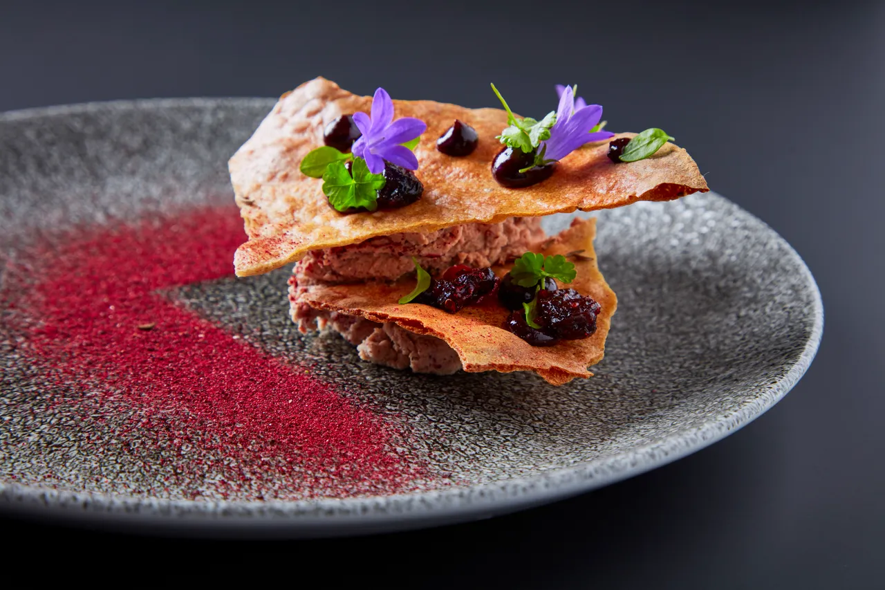 Paštika z kachních jater,chlebová kůrka, brusinky, gel z černého rybízu