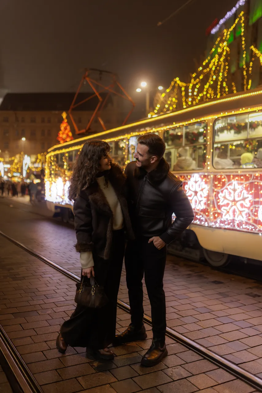 Pár, tramvaj, vánoce