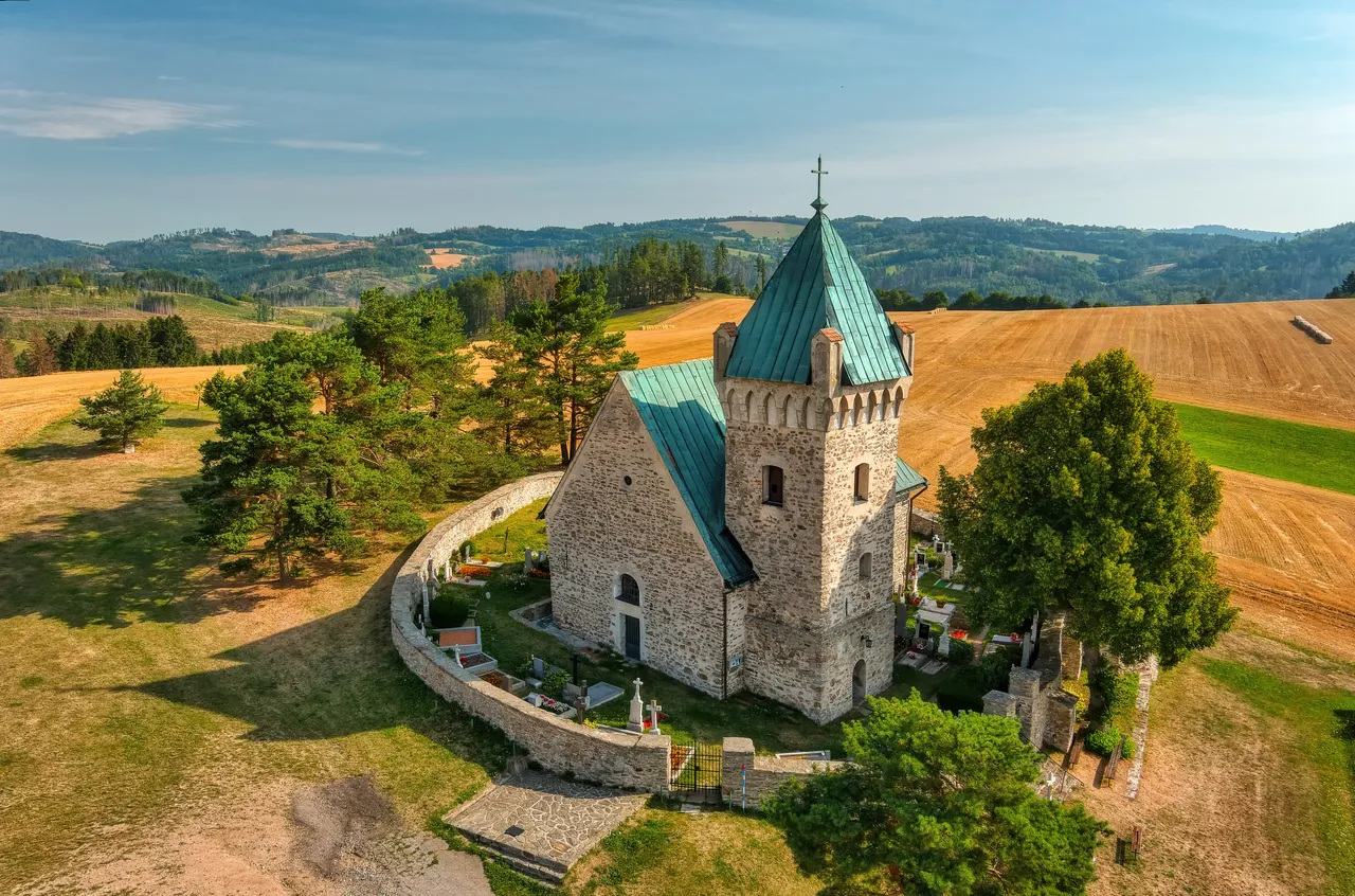 Letecká snímek Kostela sv. Michaela ve Vítochově