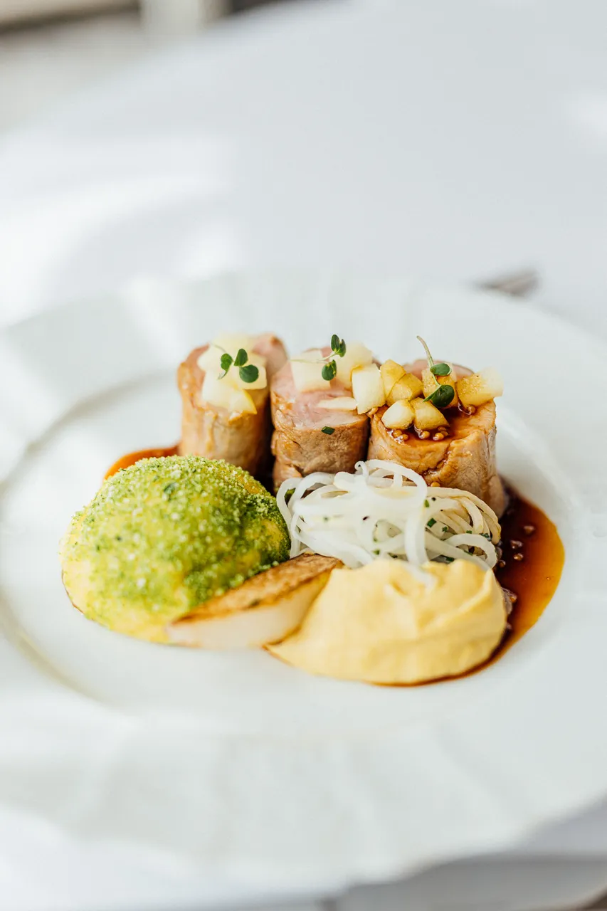 Veprova panenka  _ plneny bramborovy knedlik _ cibule s horcici _ kedlubnovy salat27