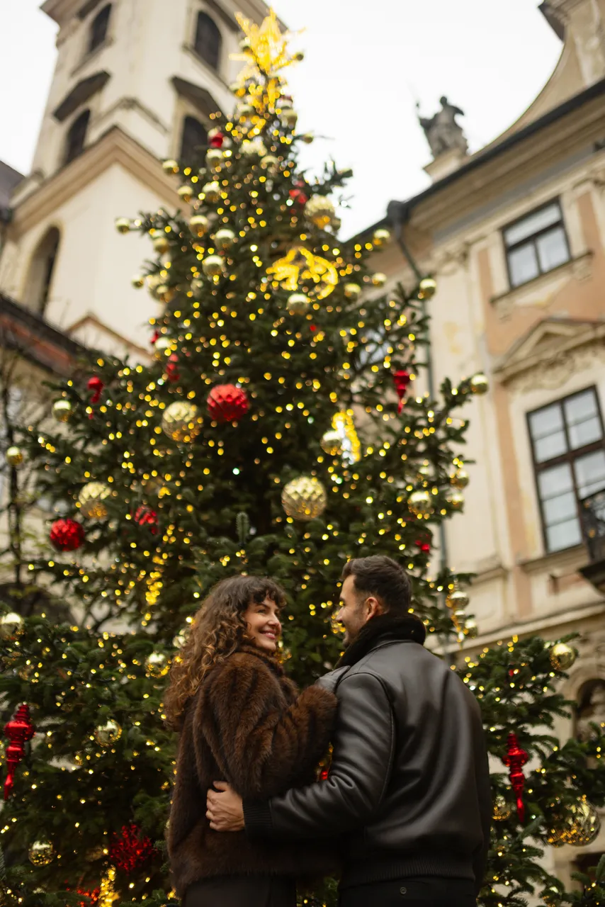 Pár u vánočního stromu