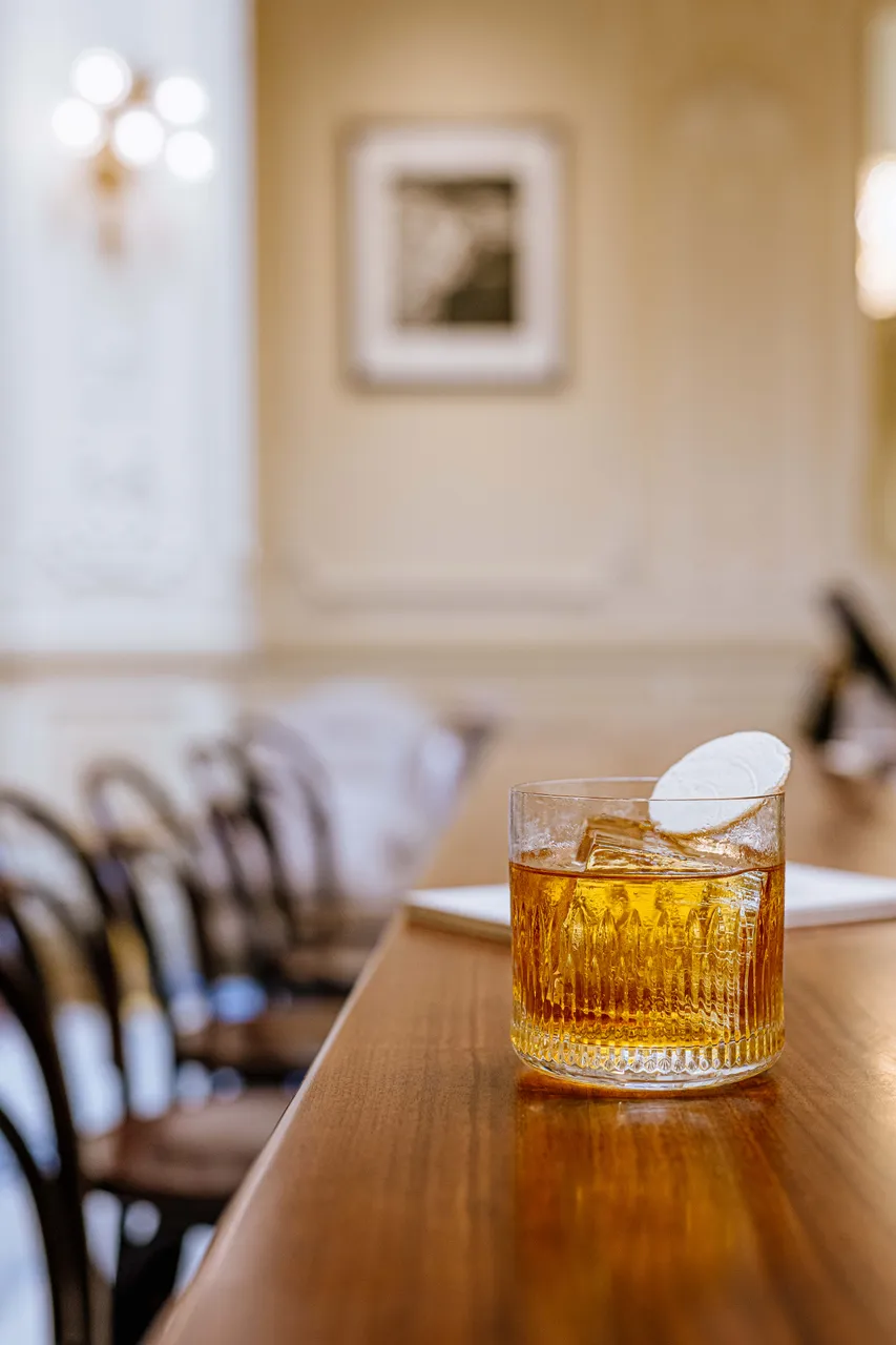 Drink_Colonnade_Fashioned_vyska_Mala_dvorana_2021_Jan_Maly