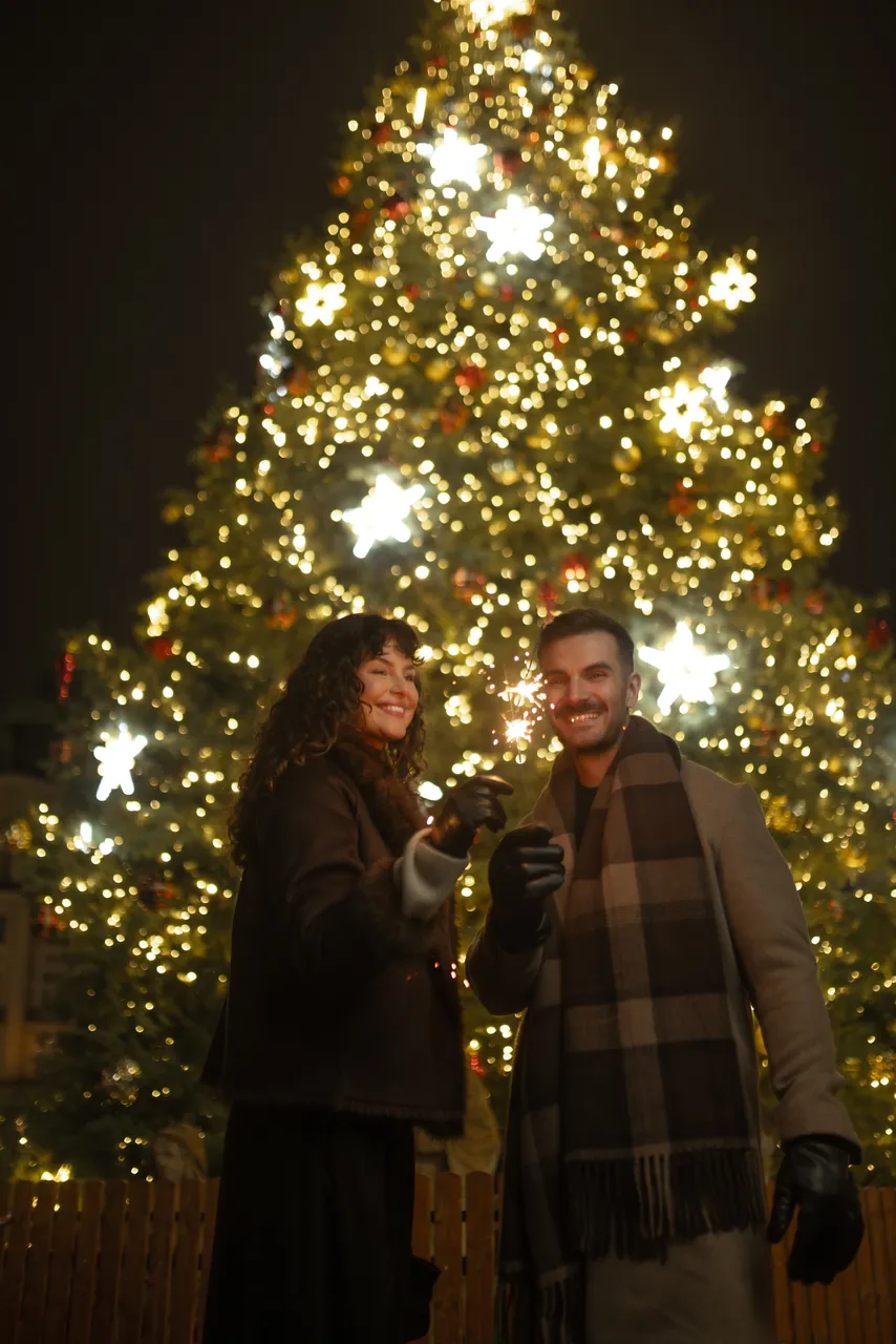 Pár pod vánočním stromkem