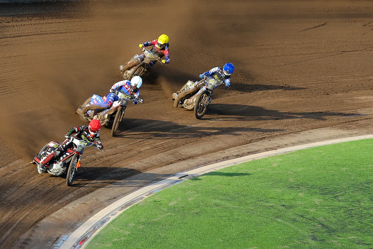 Závodníci na motorkách