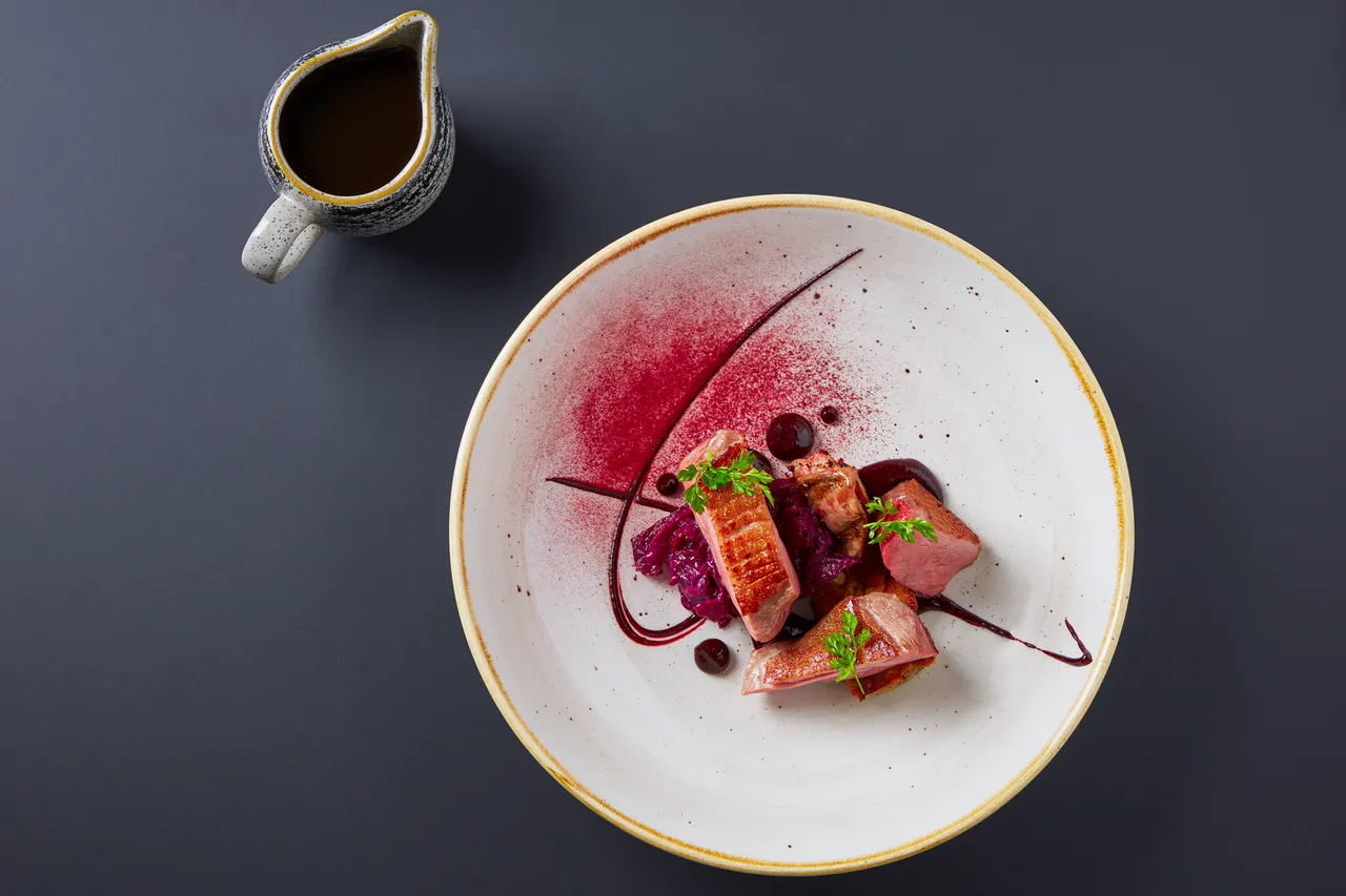 Kachna - na pánvi pečené kachní prso, kachní srdíčko, nádivka, červené zelí, rybíz