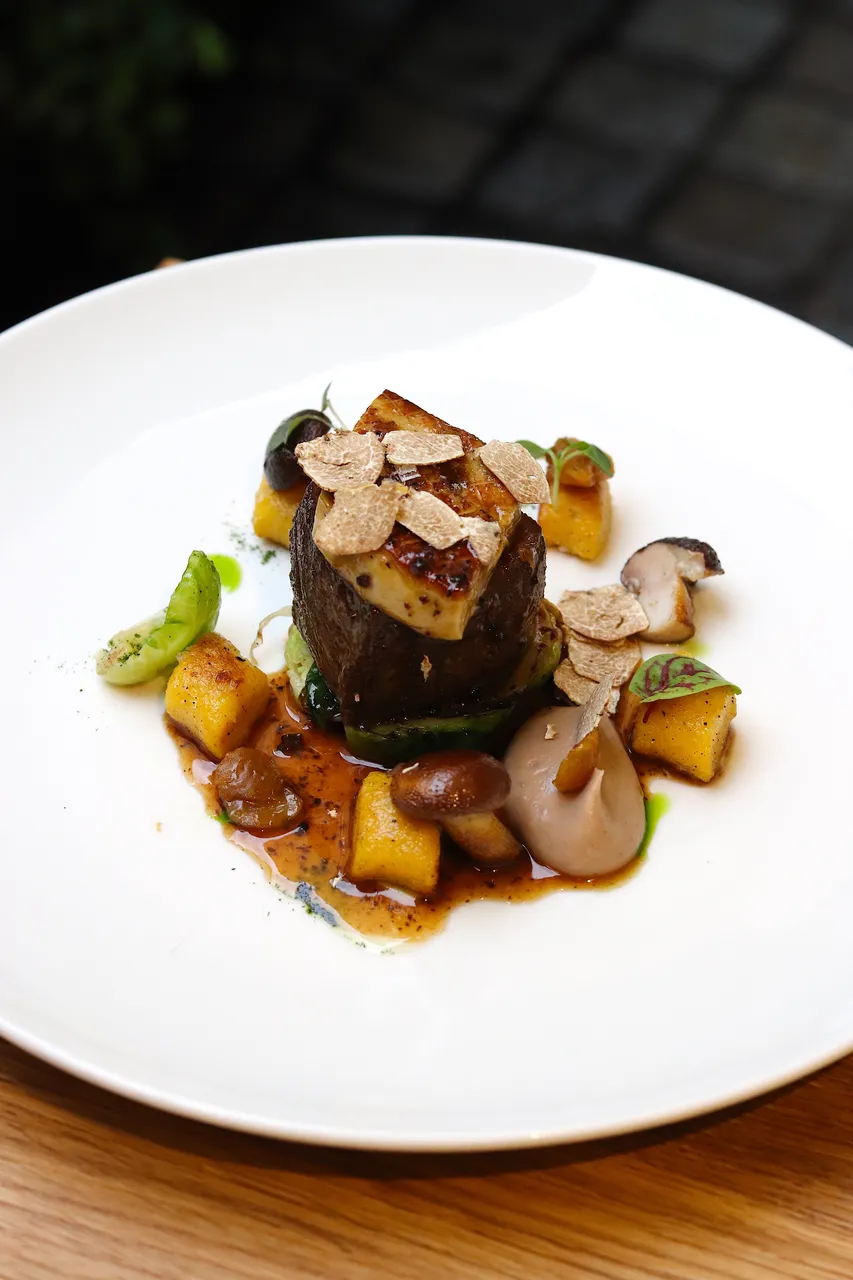 Filet z jelena, foie gras, noky, kapustičky, lanýž, houby