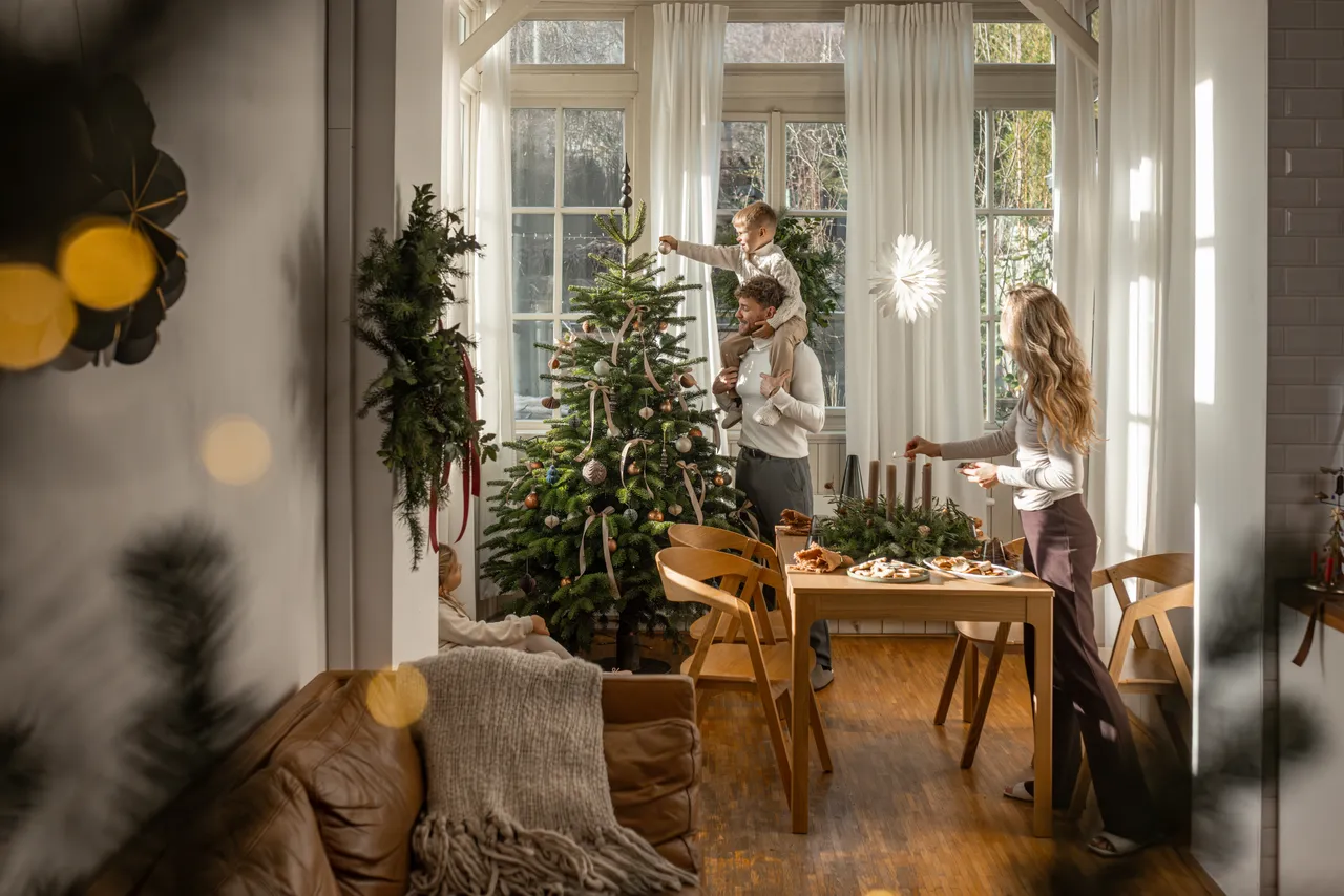 Zdobení vánočního stromečku